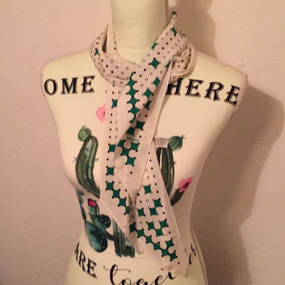 Veresa by Vera Retro Green,Black & White Scarf🤩